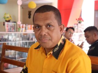 Melkianus Laka Lena Ketua Partai Golkar Nusa Tenggara Timur (NTT) saat menjawab pertanyaan wartawan di Bandara Tambolaka. Foto: TIMES Nusa Tenggara Timur