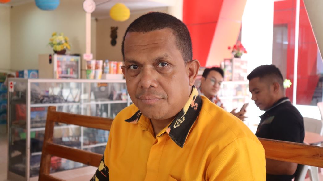 Melkianus Laka Lena Ketua Partai Golkar Nusa Tenggara Timur (NTT) saat menjawab pertanyaan wartawan di Bandara Tambolaka. Foto: TIMES Nusa Tenggara Timur