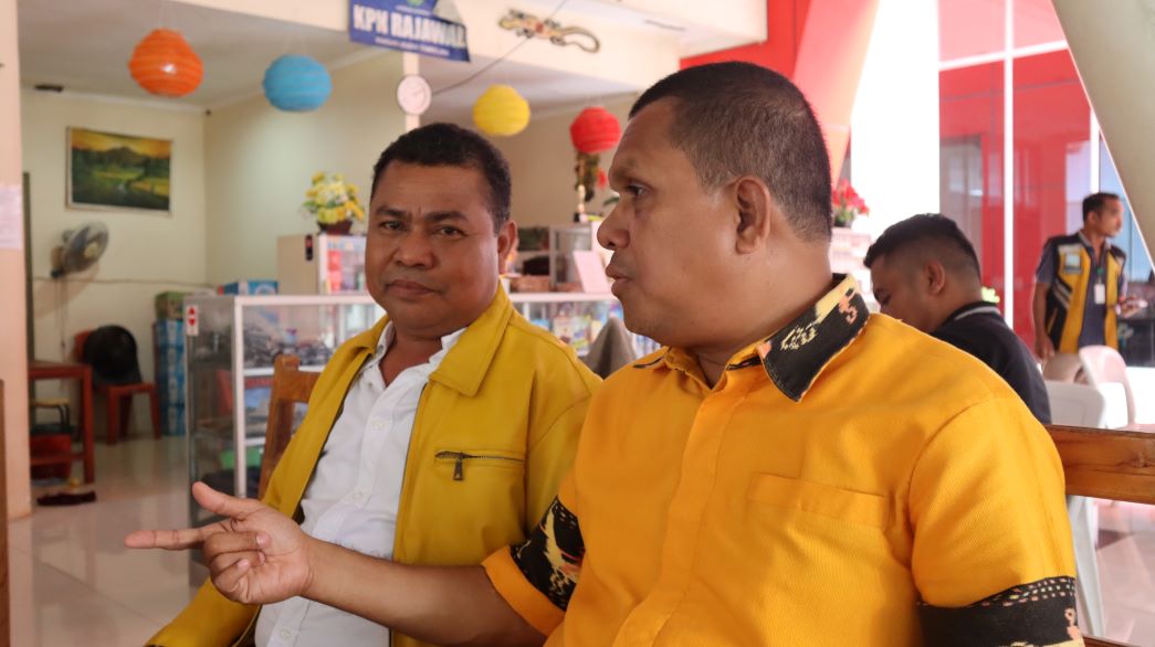 Melkianus Laka Lena Ketua Partai Golkar Nusa Tenggara Timur (NTT) Berdikusi dengan Daniel Bili Bakal Calon Bupati Sumba Barat Periode 2024-2029 saat menjawab pertanyaan wartawan di Bandara Tambolaka. Foto: TIMES Nusa Tenggara Timur