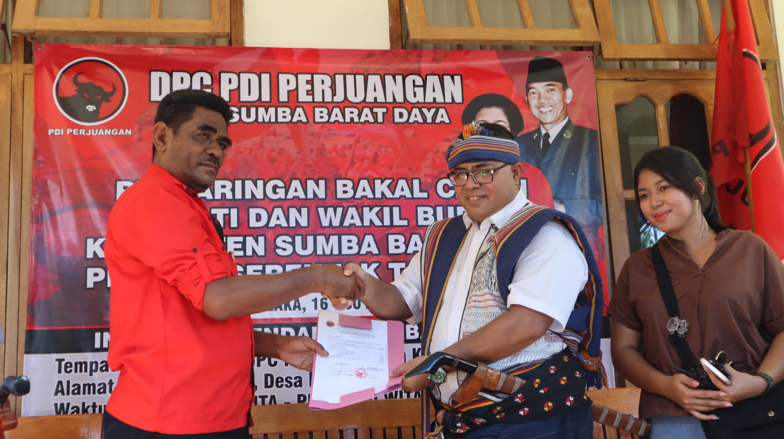 Marthen Kristian Taka bakal calon Bupati Sumba Barat Daya (SBD) periode 2024-2029 berpose dengan ketua Bappilu PDIP SBD usai mendaftarkan diri. Marthen Kristian Taka menunjukkan SK pendaftaran dirinya di PDIP kepada sejumlah jurnalis yang hadir. Foto: TIMES Nusa Tenggara Timur.