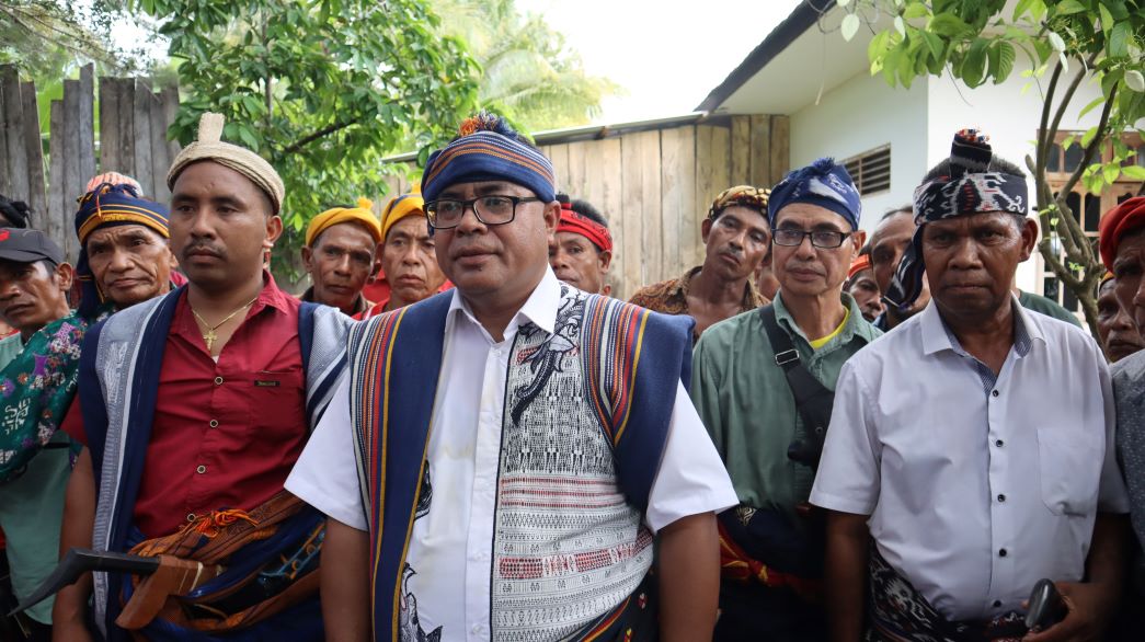 Soleman Lende Dappa saat memberikan keterangan pers kepada sejumlah awak media di secretariat Partai Demokrasi Indonesia Perjuangan (PDIP) usai mendaftar sebagai bakal calon Bupati SBD periode 2024-2029. Foto: TIMES Nusa Tenggara Timur.