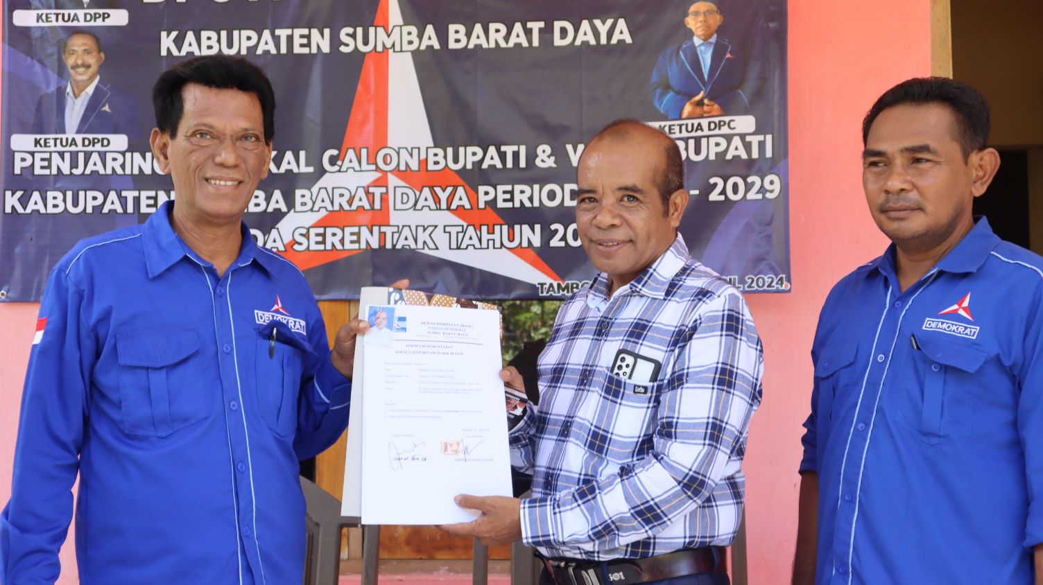 Dominggus Damma mendaftar di Partai Demokrat Sumba Barat Daya, Ia diterima oleh Ketua Pappilu Emanuel Kaha, Wakil Ketua Demokrat Emanuel Horo dan panitia penjaringan bakal calon kepala daerah dan bakal calon wakil kepala daerah periode 2024-2029 di kantor Demokrat. Foto: TIMES Nusa Tenggara Timur.