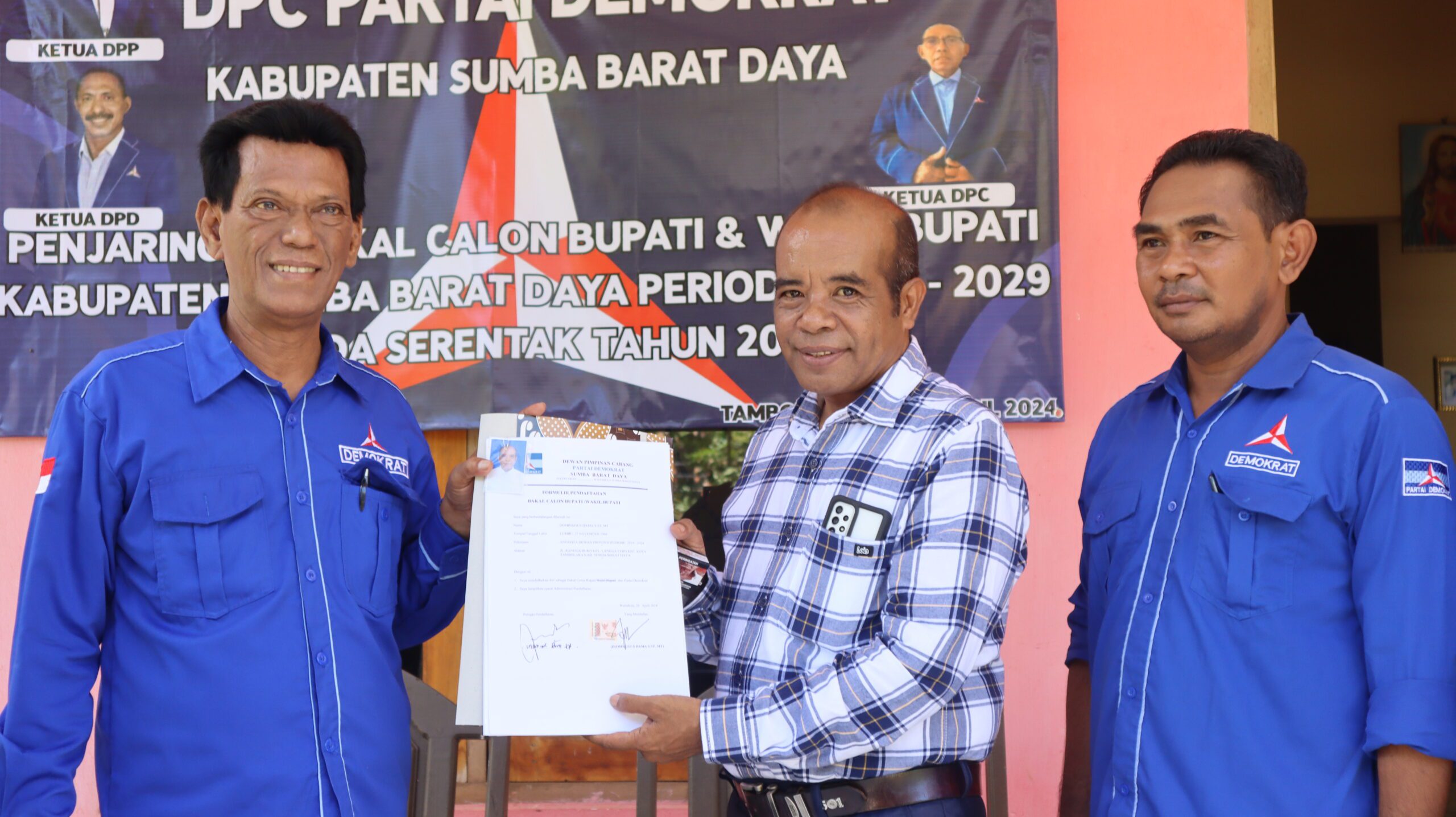 Dominggus Damma mendaftar di Partai Demokrat Sumba Barat Daya, Ia diterima oleh Ketua Pappilu Emanuel Kaha, Wakil Ketua Demokrat Emanuel Horo dan panitia penjaringan bakal calon kepala daerah dan bakal calon wakil kepala daerah periode 2024-2029 di kantor Demokrat. Foto: TIMES Nusa Tenggara Timur.