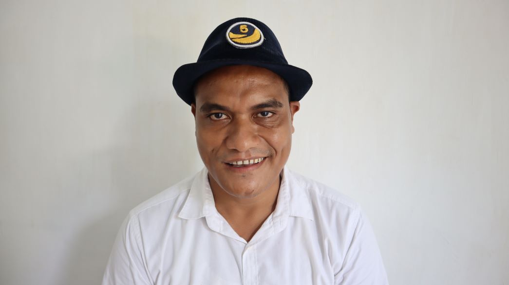 Thomas Tanggu Dendo Sekretaris DPD Partai Nasdem Sumba Barat Daya (SBD) Saat memberikan pernyataan pers pendaftaran Ratu Wulla Talu di Partai Demokrat sebagai bakal calon Bupati SBD periode 2024-2029. Foto: TIMES Nusa Tenggara Timur.