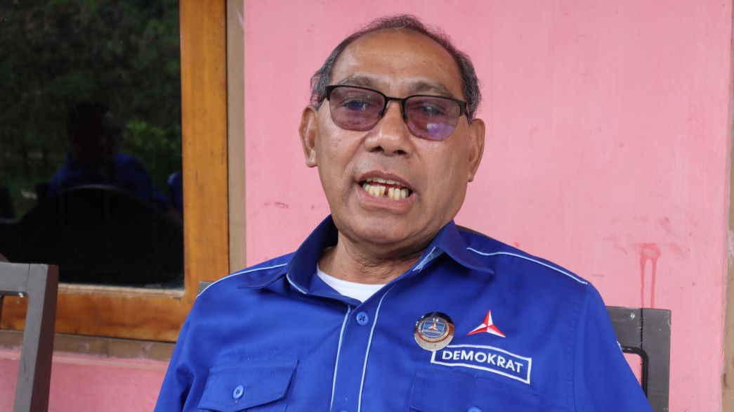 Ketua DPC Partai Demokrat SBD, Jhon Ngongo Deta saat memberikan pernyataan pers pendaftaran Ratu Wulla Talu sebagai bakal calon Bupati SBD periode 2024-2029. Jhongo Ngongo Deta mengaku telah resmi menerima pendaftaran RWT. Foto: TIMES Nusa Tenggara Timur.