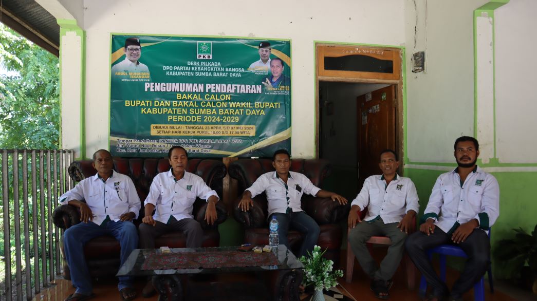 Ketua DPC Partai Kebangkitan Bangsa (PKB) Tobias Dowa Lelu saat memberikan pernyataan pers pembukaan pendaftaran penjaringan bakal calon bupati dan bakal calon wakil bupati SBD periode 2024-2029. Tobias Dowa Lelu didampingi sejumlah kader PKB dan ketua deks pilkada tahun 2024. Foto: TIMES Nusa Tenggara Timur.