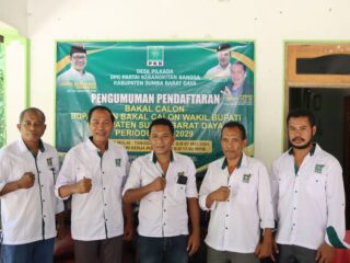 Ketua DPC Partai Kebangkitan Bangsa (PKB) Tobias Dowa Lelu saat memberikan pernyataan pers pembukaan pendaftaran penjaringan bakal calon bupati dan bakal calon wakil bupati SBD periode 2024-2029. Tobias Dowa Lelu didampingi sejumlah kader PKB dan ketua deks pilkada tahun 2024. Foto: TIMES Nusa Tenggara Timur.