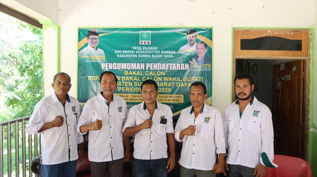 Ketua DPC Partai Kebangkitan Bangsa (PKB) Tobias Dowa Lelu saat memberikan pernyataan pers pembukaan pendaftaran penjaringan bakal calon bupati dan bakal calon wakil bupati SBD periode 2024-2029. Tobias Dowa Lelu didampingi sejumlah kader PKB dan ketua deks pilkada tahun 2024. Foto: TIMES Nusa Tenggara Timur.