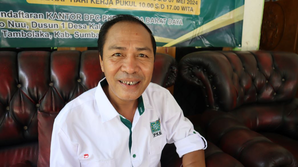 Ketua DPC Partai Kebangkitan Bangsa (PKB) Tobias Dowa Lelu saat memberikan pernyataan pers pembukaan pendaftaran penjaringan bakal calon bupati dan bakal calon wakil bupati SBD periode 2024-2029. Tobias Dowa Lelu didampingi sejumlah kader PKB dan ketua deks pilkada tahun 2024. Foto: TIMES Nusa Tenggara Timur.