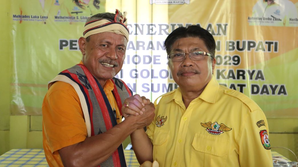 Bakal calon Bupati SBD, Marthen Kristian Taka berpose bersama dengan ketua DPD II Partai Golkar SBD usai menerima tanda terima persyaratan berkas administrasi bakal calon Bupati SBD periode 2024-2029 usai dinyatakan lengkap dan didaftarkan sebagai bakal calon Bupati SBD di Partai Beringin.