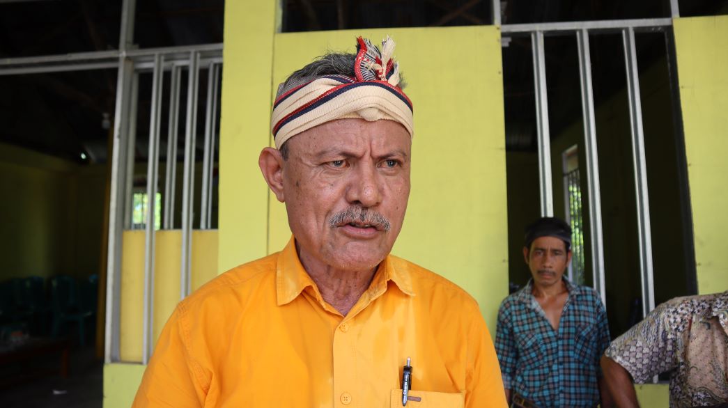 Marthen Kristian Taka saat memberikan pernyataan pers usai mendaftar di Partai Golkar Sumba Barat Daya (SBD) Ia menawarkan tiga program utama yang menjadi perhatian serius apabila terpilih sebagai Bupati SBD periode 2024-2029. Foto: TIMES Nusa Tenggara Timur.