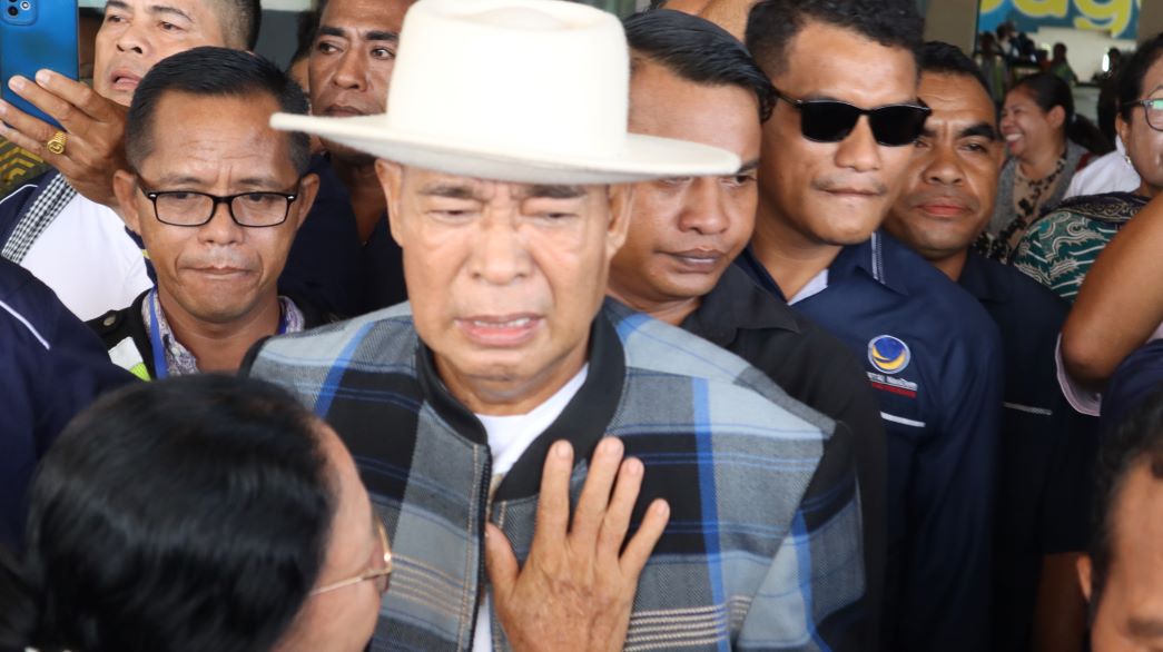 Markus Dairo Talu (MDT), bersama istri Ratu Wulla Talu (RWT), disambut oleh seluruh keluarga dan masyarakat Sumba Barat Daya (SBD) di Bandara Lede Kalumbang Tambolaka, pasca dua bulan tidak kembali ke tanah Sumba. Ia terlihat tidak kuasa menahan kesedihan, MDT penuh air mata. Foto: TIMES Nusa Tenggara Timur.