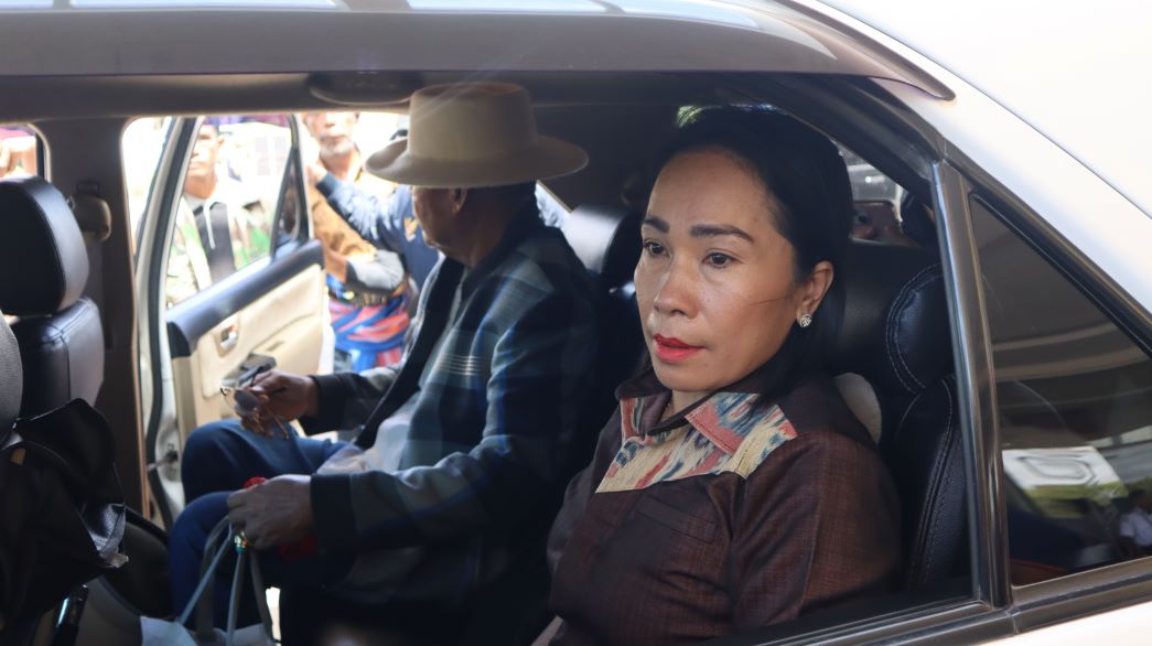 Ratu Wulla Talu (RWT) anggota DPR RI Komisi IX, disambut oleh keluarga dan masyarakat Sumba Barat Daya (SBD), usai memberikan keterangan pers kepada awak media, RWT bersama rombongan menuju ke Redabolo, Kecamatan Wewewa Barat. Foto: TIMES Nusa Tenggara Timur.
