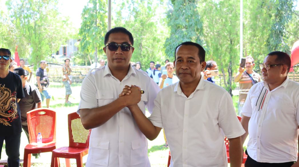 Bakal calon bupati dan bakal calon wakil bupati Sumba Barat Daya (SBD), Aleks Rangga Pija dan Noviyanto Umbu Pati Sangu Ate mendaftar di partai Demokrasi Indonesia Perjuangan (PDIP), keduanya kompak menggunakan kemeja berwarnah putih dan berpengangan tangan. Foto: TIMES Nusa Tenggara Timur