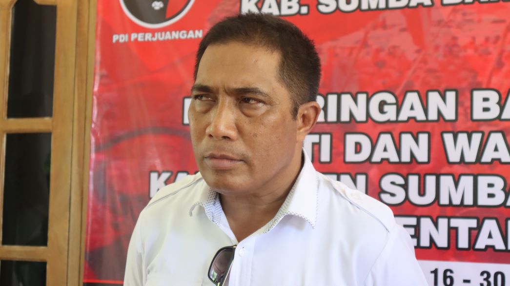 Bakal calon Bupati Sumba Barat Daya (SBD), Aleks Rangga Pija saat memberikan pernyaan pers usai berkasnya diterima oleh DPC Partai Demokrasi Indonesia Perjuangan (PDIP). Foto: TIMES Nusa Tenggara Timur
