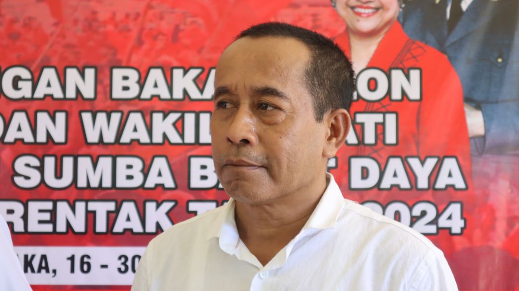 Bakal calon wakil Bupati Sumba Barat Daya (SBD), Noviyanto Umbu Pati Sangu Ate saat memberikan pernyaan pers usai berkasnya diterima oleh DPC Partai Demokrasi Indonesia Perjuangan (PDIP). Foto: TIMES Nusa Tenggara Timur