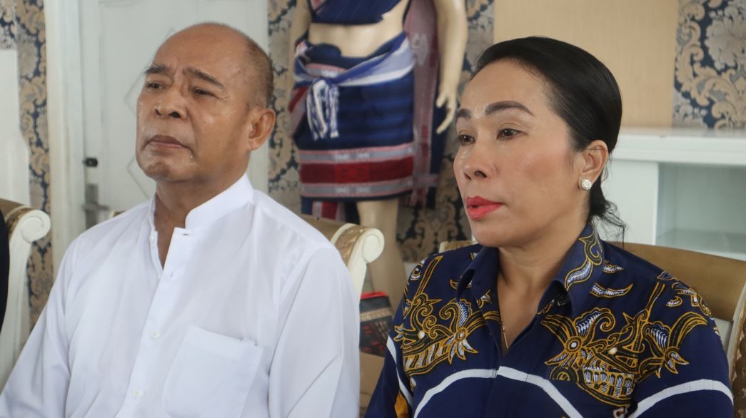 Markus Dairo Talu (MDT) bersama istri Ratu Wulla Talu (RWT), Anggota DPR RI Komisi IX, memberikan keterangan pers klarifikasi atas pengunduran dirinya sebagai DPR RI terpilih periode 2024-2029. Nampak MDT tidak kuasa menahan kesedihan, berulang kali dia menangis dan menyega air mata. Foto: TIMES Nusa Tenggara Timur.