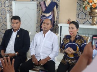 Markus Dairo Talu (MDT), bersama Thomas Tanggu Dendo, Sekretaris Nasdem DPD SBD, Ratu Wulla Talu, Anggota DPR RI Komisi IX, memberikan keterangan pers klarifikasi atas pengunduran dirinya sebagai DPR RI terpilih periode 2024-2029. Foto: TIMES Nusa Tenggara Timur.
