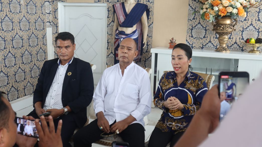Markus Dairo Talu (MDT), bersama Thomas Tanggu Dendo, Sekretaris Nasdem DPD SBD, Ratu Wulla Talu, Anggota DPR RI Komisi IX, memberikan keterangan pers klarifikasi atas pengunduran dirinya sebagai DPR RI terpilih periode 2024-2029. Foto: TIMES Nusa Tenggara Timur.