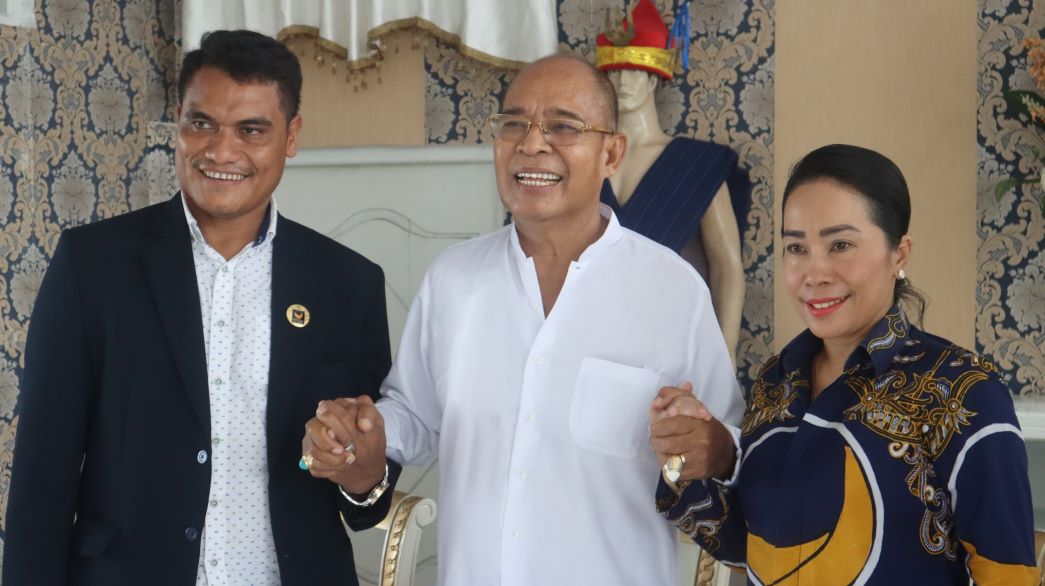 Ratu Wulla Talu (RWT), Markus Dairo Talu (MDT), dan Thomas Tanggu Dendo (TTD), berpegangan tangan usai memberikan klarifikasi pengunduran diri sebagai anggota DPR RI terpilih. Foto: TIMES Nusa Tenggara Timur