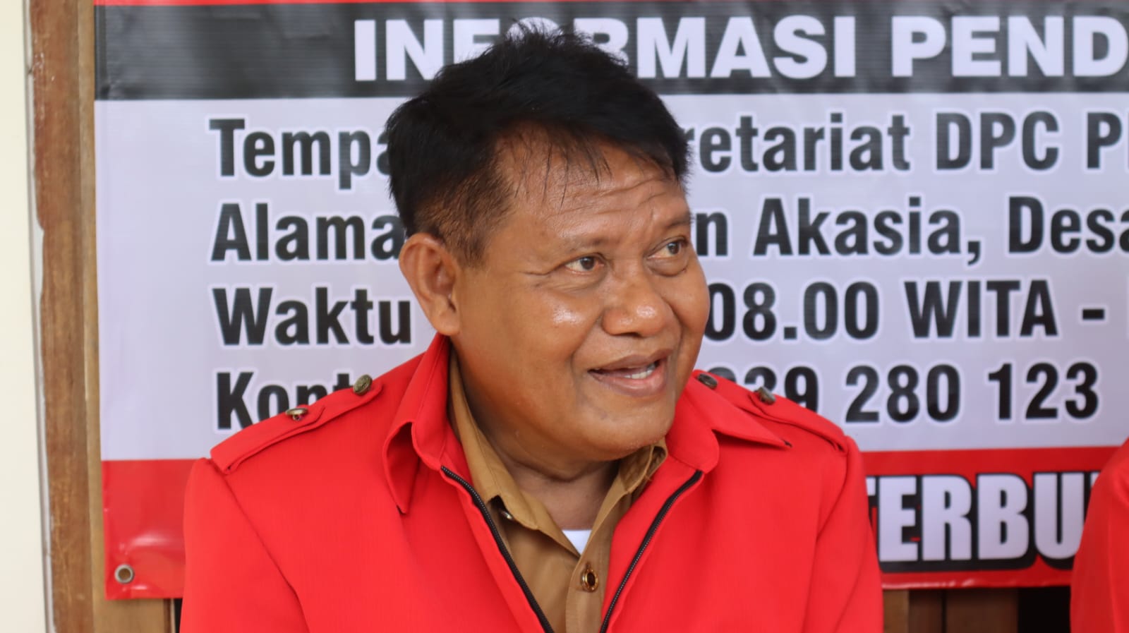 Ketua DPC PDIP SBD Kornelius Kodi Mete saat memberikan pernyataan pers ketika pembukaan pendaftaran calon Bupati dan Calon Wakil Bupati SBD Periode 2024-2029 di secretariat PDIP SBD. Foto: TIMES Nusa Tenggara Timur (16/04/2024)