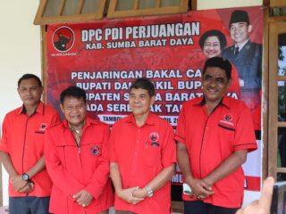 Ketua DPC PDIP SBD Kornelius Kodi Mete bersama-sama dengan panitia pilkada 2024 saat memberikan pernyataan pers ketika pembukaan pendaftaran calon Bupati dan Calon Wakil Bupati SBD Periode 2024-2029 di secretariat PDIP SBD. Foto: TIMES Nusa Tenggara Timur (16/04/2024)