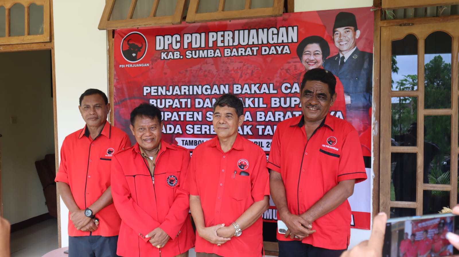Ketua DPC PDIP SBD Kornelius Kodi Mete bersama-sama dengan panitia pilkada 2024 saat memberikan pernyataan pers ketika pembukaan pendaftaran calon Bupati dan Calon Wakil Bupati SBD Periode 2024-2029 di secretariat PDIP SBD. Foto: TIMES Nusa Tenggara Timur (16/04/2024)