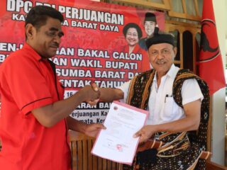 Marthen Kristian Taka bakal calon Bupati Sumba Barat Daya (SBD) periode 2024-2029 berpose dengan ketua Bappilu PDIP SBD usai mendaftarkan diri. Marthen Kristian Taka menunjukkan SK pendaftaran dirinya di PDIP kepada sejumlah jurnalis yang hadir. Foto: TIMES Nusa Tenggara Timur.