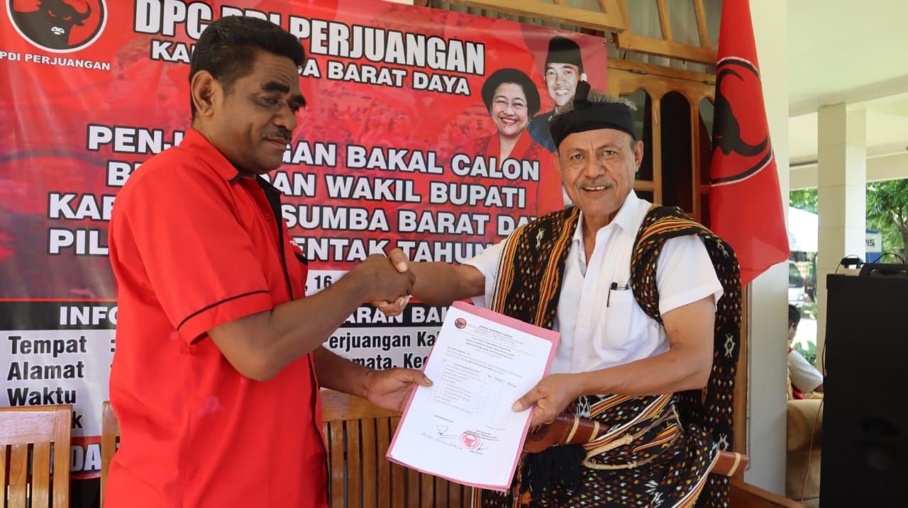 Marthen Kristian Taka bakal calon Bupati Sumba Barat Daya (SBD) periode 2024-2029 berpose dengan ketua Bappilu PDIP SBD usai mendaftarkan diri. Marthen Kristian Taka menunjukkan SK pendaftaran dirinya di PDIP kepada sejumlah jurnalis yang hadir. Foto: TIMES Nusa Tenggara Timur.