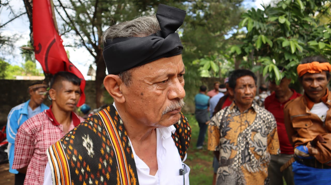 Marthen Kristian Taka bakal calon Bupati Sumba Barat Daya (SBD) periode 2024-2029 memberikan pernyataan pers usai mendaftarkan diri di secretariat Partai Demokrasi Indonesia Perjuangan (PDIP). Foto: TIMES Nusa Tenggara Timur (17/04/2024)