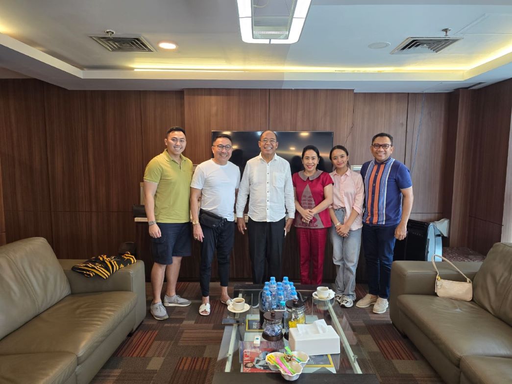 Markus Dairo Talu (MDT) Ketua DPD Partai Nasdem Sumba Barat Daya (SBD) Ratu Wulla Talu (RWT) Anggota DPR RI Komisi IX berpose dengan Herman Heri, Politisi Partai PDIP, dan Ansi Lema anggota DPR RI fraksi PDIP. Foto: Istimewa