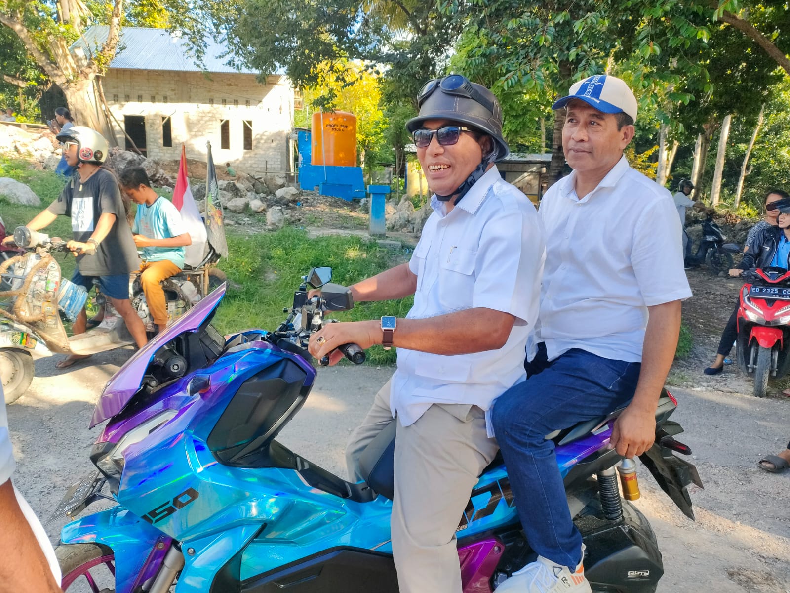 Bakal calon bupati dan bakal calon wakil bupati Sumba Barat Daya (SBD), Aleks Rangga Pija dan Noviyanto Umbu Pati Sangu Ate mendaftar di partai Demokrasi Indonesia Perjuangan (PDIP), berboncengan dihantar oleh team pendukung dan keluarga. Foto: TIMES Nusa Tenggara Timur