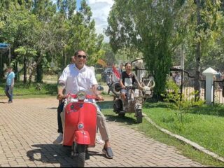 Bakal calon bupati dan bakal calon wakil Bupati Sumba Barat Daya (SBD), Aleks Rangga Pija dan Noviyanto Umbu Pati Sangu Ate berboncengan menggunakan vespa klasik saat menuju ke DPC Partai Demokrasi Indonesia Perjuangan (PDIP). Foto: TIMES Nusa Tenggara Timur