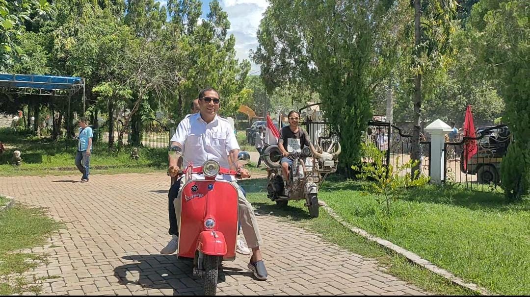 Bakal calon bupati dan bakal calon wakil Bupati Sumba Barat Daya (SBD), Aleks Rangga Pija dan Noviyanto Umbu Pati Sangu Ate berboncengan menggunakan vespa klasik saat menuju ke DPC Partai Demokrasi Indonesia Perjuangan (PDIP). Foto: TIMES Nusa Tenggara Timur