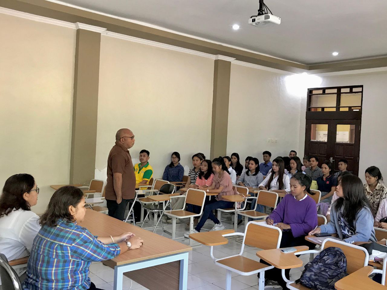 Lasarus Jehamat dan Tim LPPM Undana Melakukan Kegiatan Pelatihan Penulisan Opini Bagi Mahasiswa Sosiologi Undana, Foto: Istimewa