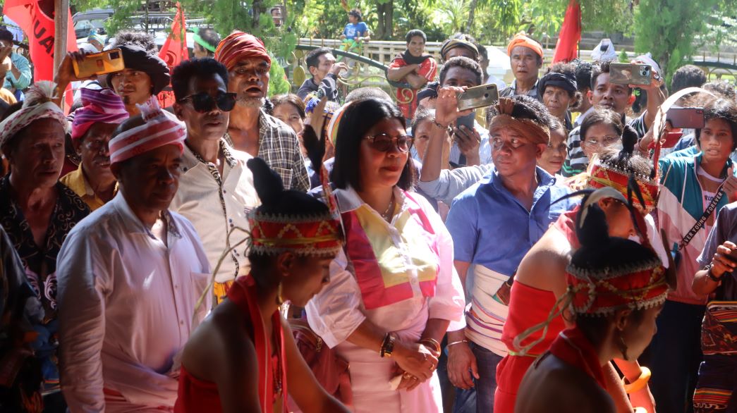 Dominggus Damma bakal calon bupati Sumba Barat Daya (SBD) periode 2024-2029 saat bersama rombongan tiba di secretariat PDIP SBD. Foto: TIMES Nusa Tenggara Timur.