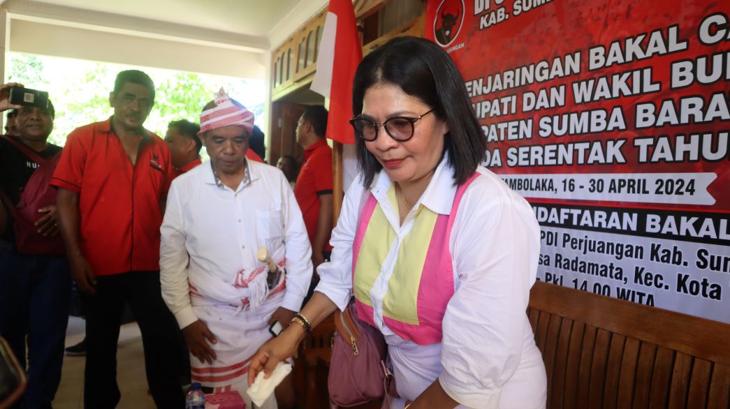 Dominggus Damma ditemani istri mendaftar di Partai Demokrasi Indonesia Perjuangan (PDIP) Sumba Barat Daya (SBD). Ia diterima secara langsung oleh ketua Bappilu Antonius Kette. Foto: TIMES Nusa Tenggara Timur.