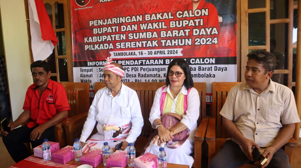 Berpose bersama usai berkas pendaftaran diterima oleh panitia pilkada DPC PDIP SBD. Dominggus Damma ditemani istri mendaftar di Partai Demokrasi Indonesia Perjuangan (PDIP) Sumba Barat Daya (SBD). Ia diterima secara langsung oleh ketua Bappilu Antonius Kette. Foto: TIMES Nusa Tenggara Timur.