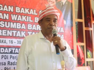 Dominggus Damma bakal calon bupati Sumba Barat Daya (SBD) periode 2024-2029 saat menyampaikan visi dan misi di secretariat partai PDIP SBD. Foto: TIMES Nusa Tenggara Timur.
