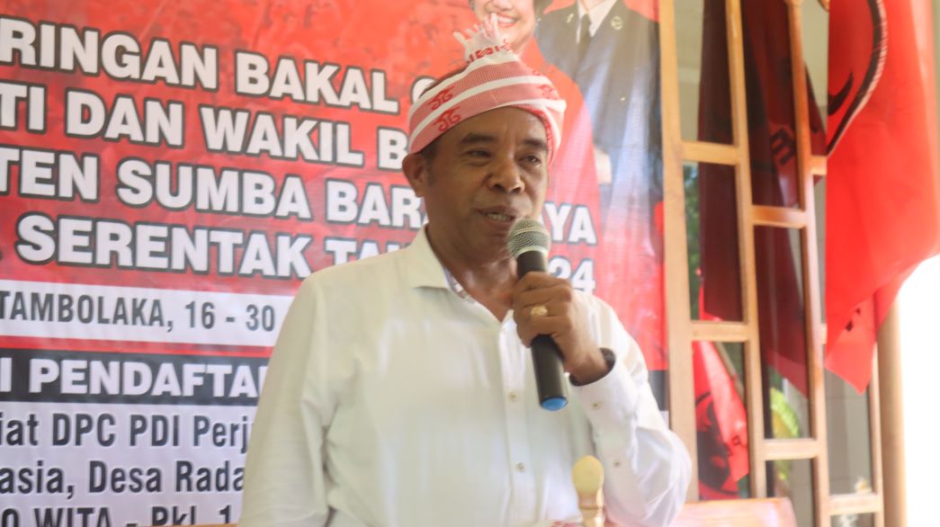 Dominggus Damma bakal calon bupati Sumba Barat Daya (SBD) periode 2024-2029 saat menyampaikan visi dan misi di secretariat partai PDIP SBD. Foto: TIMES Nusa Tenggara Timur.