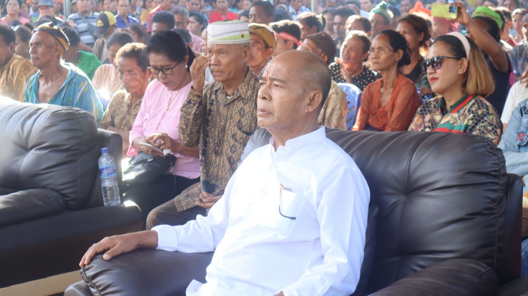 Markus Dairo Talu (MDT) sebagai ketua DPD II Partai Nasdem Sumba Barat Daya (SBD) hadir mendampingi istrinya Ratu Wulla Talu dalam acara deklarasi dukungan kepada Ratu Wulla Talu sebagai bakal calon bupati Sumba Barat Daya (SBD), periode 2024-2029. Foto: TIMES Nusa Tenggara Timur