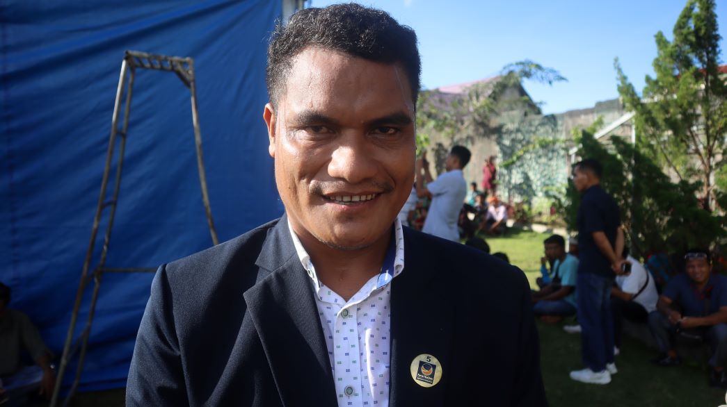 Thomas Tanggu Dendo, memberikan keterangan pers terkait deklarasi dukungan kepada Ratu Wulla Talu sebagai bakal calon bupati Sumba Barat Daya (SBD), periode 2024-2029. Foto: TIMES Nusa Tenggara Timur