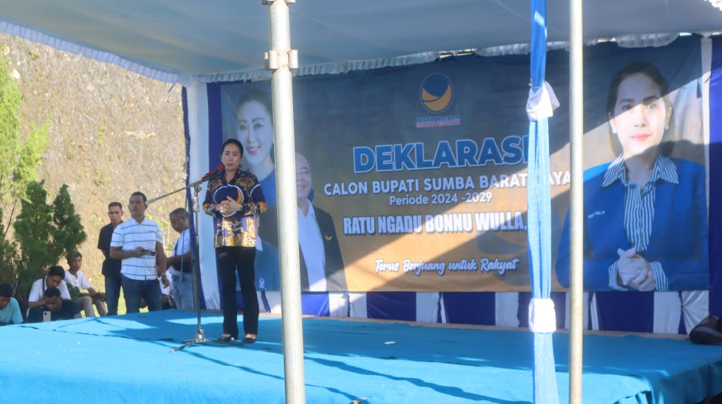 Ratu Wulla Talu (RWT), saat menyampaikan orasi pencalonannya sebagai bakal calon bupati Sumba Barat Daya (SBD), periode 2024-2029. Foto: TIMES Nusa Tenggara Timur