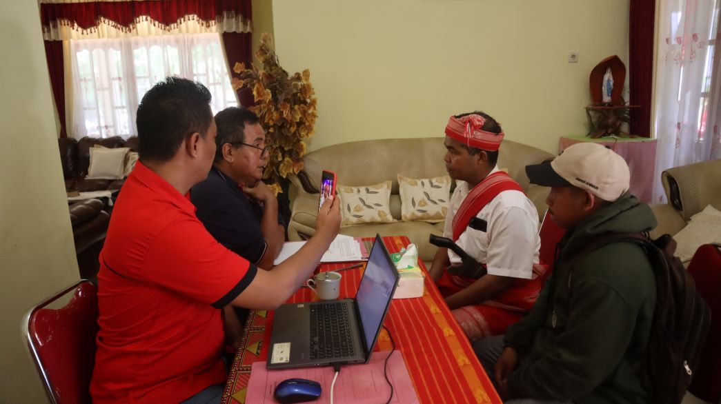 Yengo Tada Kawi saat mendaftar di partai Demokrasi Indonesia Perjuangan (PDIP) Sumba Barat Daya (SBD). Ia diwawancarai oleh panitia pilkada tahun 2024 di secretariat DPC PDIP SBD. Foto: TIMES Nusa Tenggara Timur.