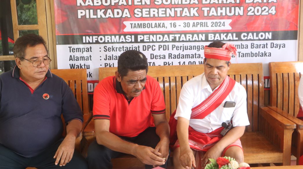 Yengo Tada Kawi menanda tagani berita acara pendaftaran bersama ketua Bappilu DPC PDIP SBD di sekretariat partai Demokrasi Indonesia Perjuangan (PDIP) Sumba Barat Daya (SBD). Foto: TIMES Nusa Tenggara Timur.