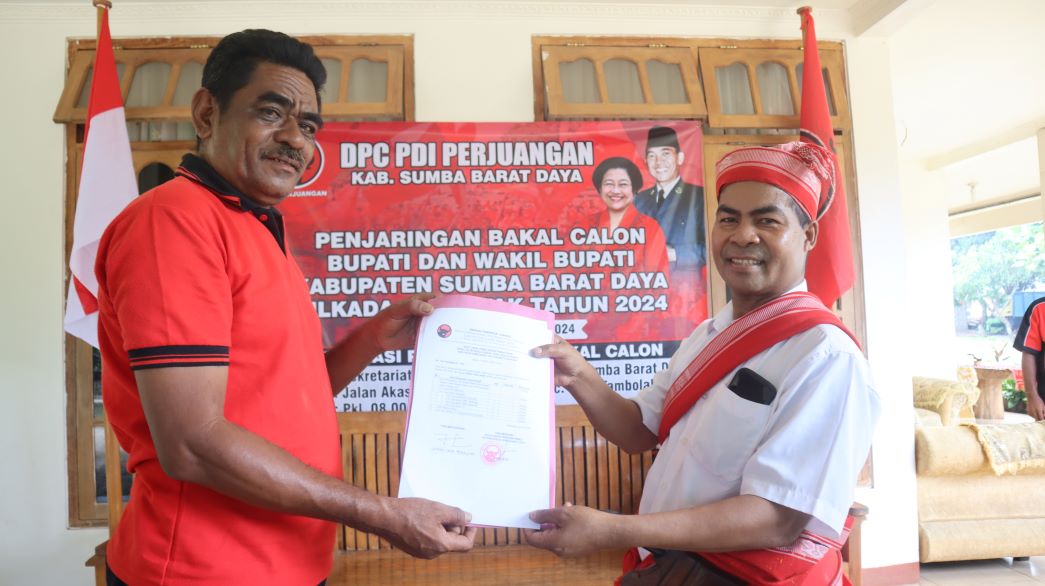 Yengo Tada Kawi telah resmi mendaftar di partai Demokrasi Indonesia Perjuangan (PDIP) Sumba Barat Daya (SBD). Antonius Kette dan Yengo Tada Kawi berpose usai memperoleh surat berit acara pendaftaran di secretariat DPC PDIP SBD. Foto: TIMES Nusa Tenggara Timur.