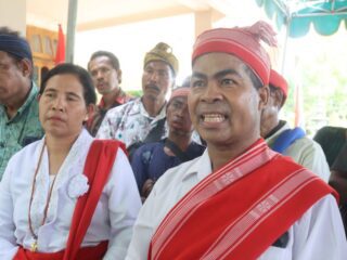 Yengo Tada Kawi saat memberikan keterangan pers usai mendaftara di sekretariat partai Demokrasi Indonesia Perjuangan (PDIP) Sumba Barat Daya (SBD). Foto: TIMES Nusa Tenggara Timur.