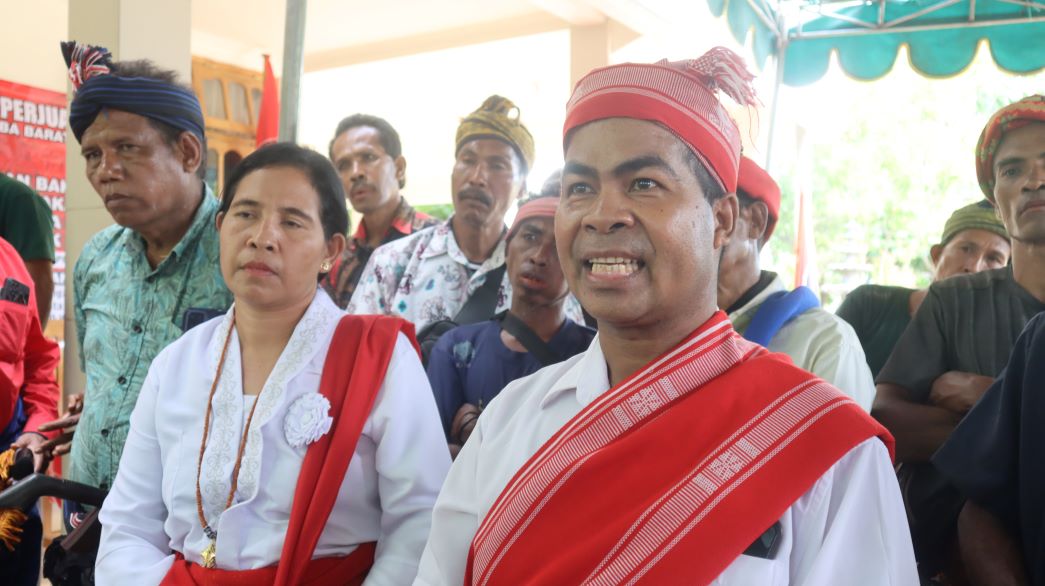 Yengo Tada Kawi saat memberikan keterangan pers usai mendaftara di sekretariat partai Demokrasi Indonesia Perjuangan (PDIP) Sumba Barat Daya (SBD). Foto: TIMES Nusa Tenggara Timur.