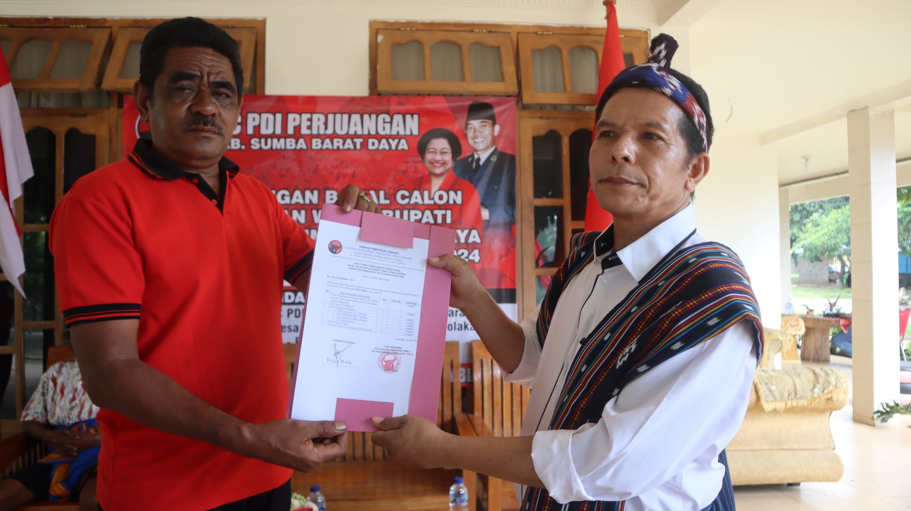 Fredy Malo, S.Pd, MM Bakal calon Bupati Sumba Barat Daya (SBD) periode 2024-2029 saat mendaftar di Partai PDIP SBD. Foto: TIMES Nusa Tenggara Timur
