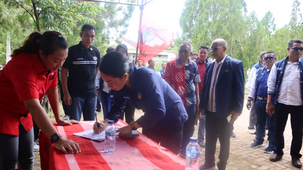 Ratu Wulla Talu (RWT) bakal calon bupati Sumba Barat Daya (SBD) periode 2024-2029 saat mengisi buku daftar tamu ketika tiba di halaman rumah Kornelius Kodi Mete tempat secretariat DPC PDIP SBD. Foto: TIMES Nusa Tenggara Timur.